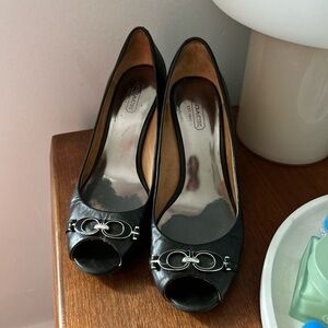 COACH ELORA SEMI MATTE CALF BLACK WEDGE OPEN PEEP TOE SHOE 🩶🖤